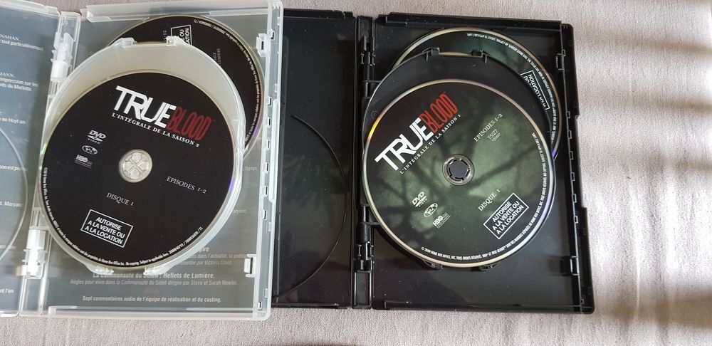 Coffret DVD et livres des saisons 1 et 2 de True Blood DVD et blu-ray
