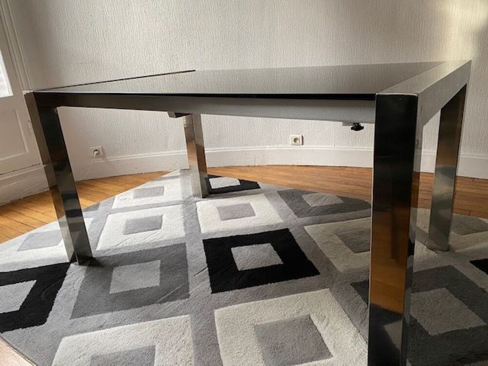 1 Table en verre noire pied chrom&eacute;s 
3 Chaises noires Meubles