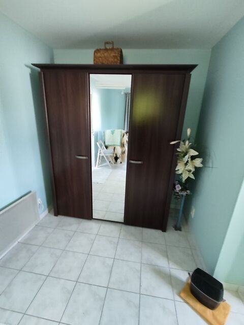 Chambre compl�te armoire -lit- tables de chevets 450 Mortagne-sur-Gironde (17)