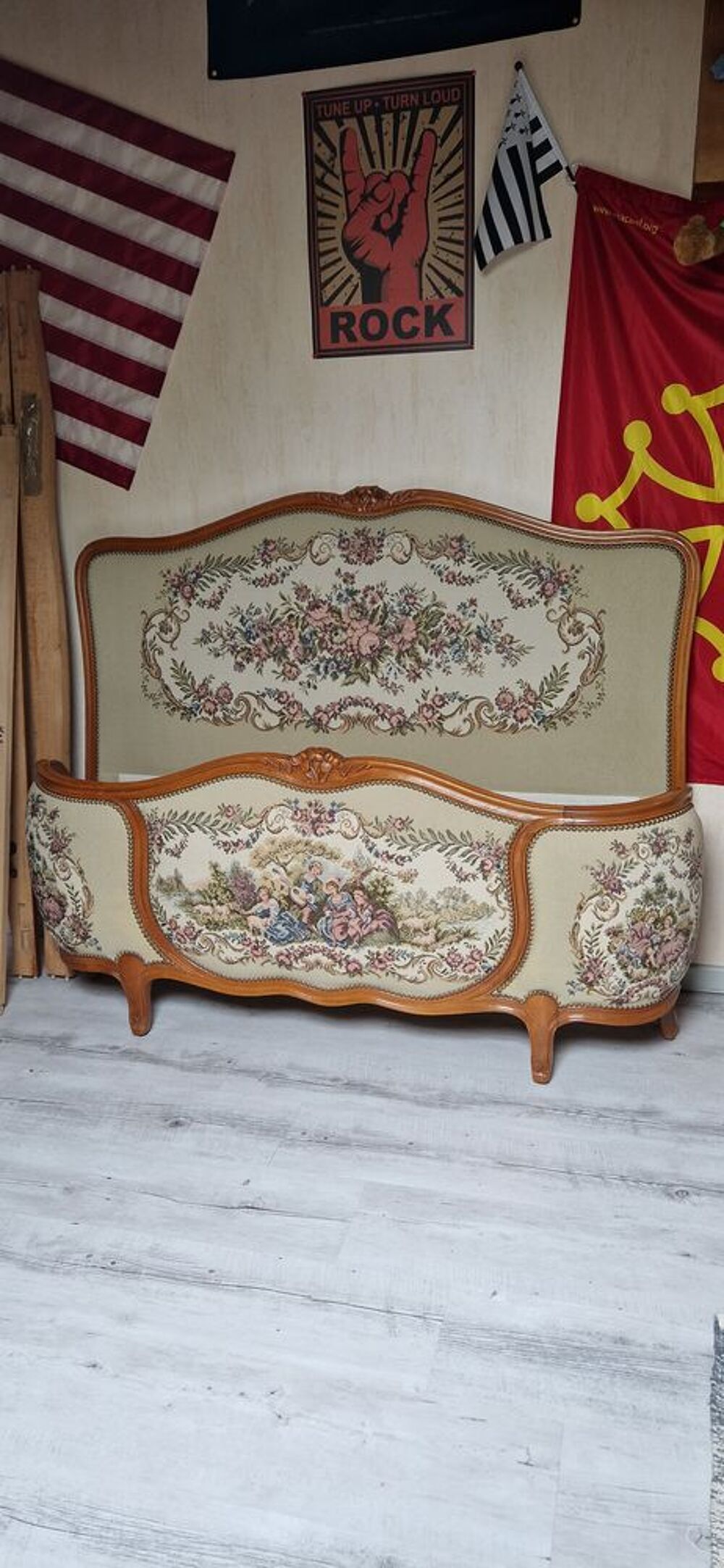 Lit style Louis XV capitonn&eacute; brod&eacute; Meubles