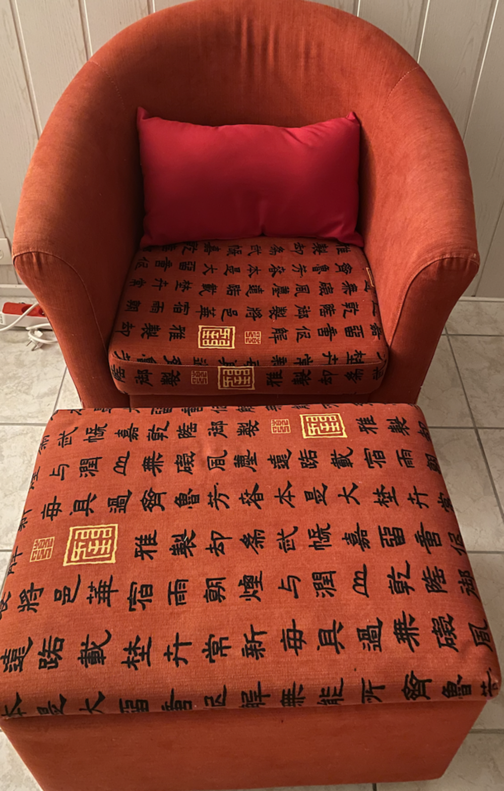 Deux fauteuils en velours avec un pouf/coffre Meubles