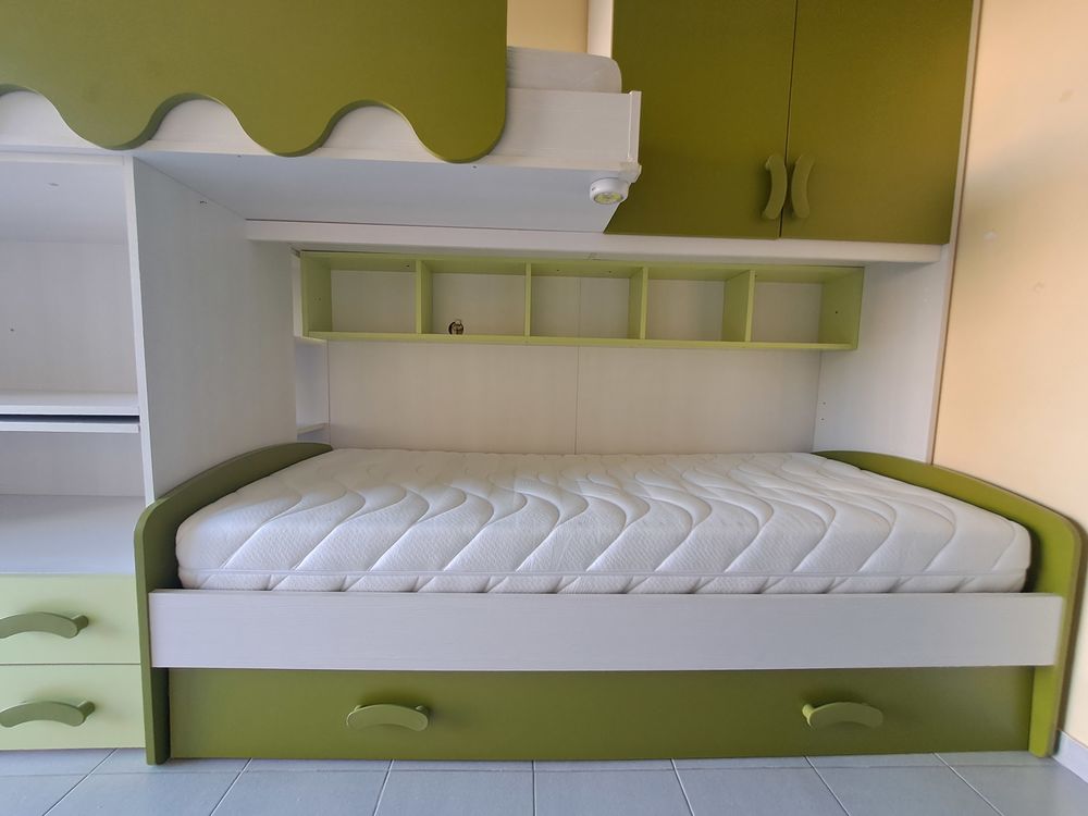 Lits superposees + bureau + rangements
Mobilier enfants