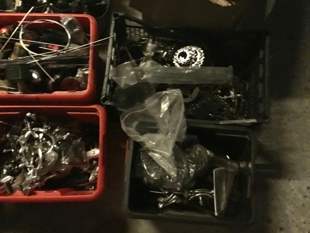 LOT IMPORTANT D'ACCESSOIRES POUR VELO
Vélos