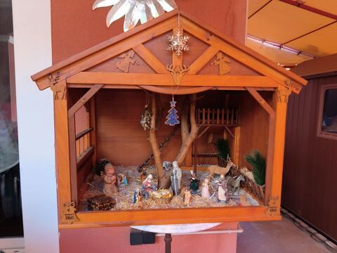 Grande crèche d'étable en bois avec santon 160 Valras-Plage (34)