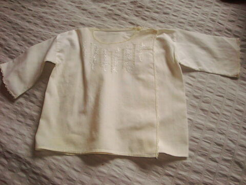 Chemise b�b� blanche brod�e main 1er �ge 3 Nimes (30)