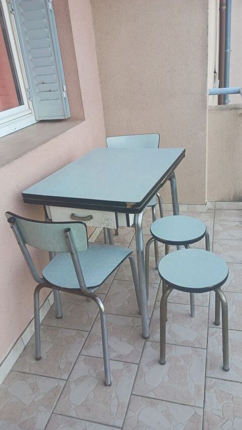 Table formica vintage + 4 assises  80€ Servas (01)