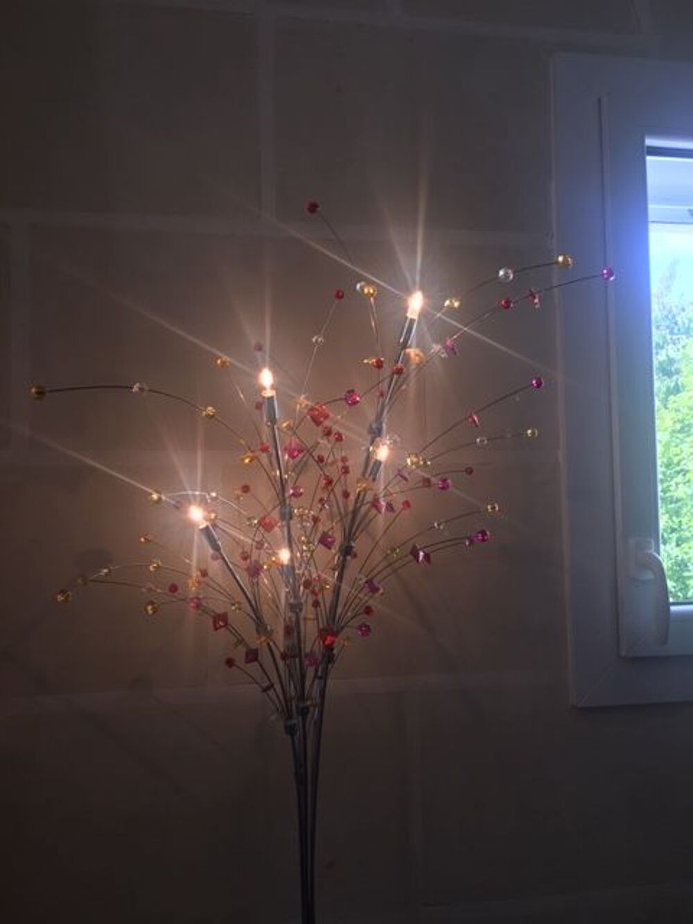 Lampadaire branches argent et perles multicolores Décoration