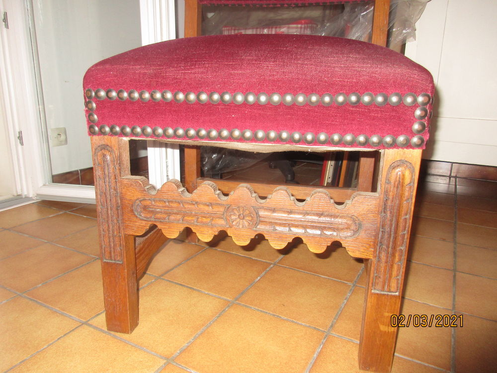4 larges chaises style renaissance ( ch&ecirc;ne,)
Meubles