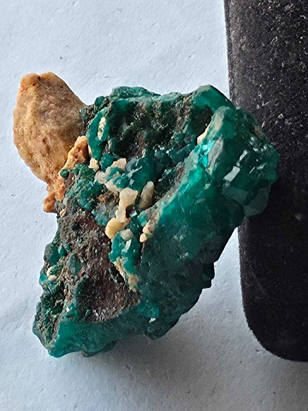 V&eacute;ritable Dioptase Verte sur gangue-Sp&eacute;cimen de 15g du Congo 