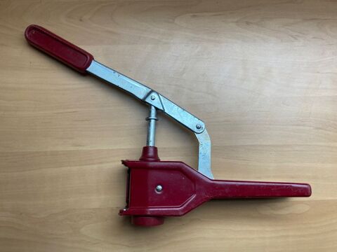 Poseuse Manuelle de Bouchons sur Bouteilles Saint-Cloud (92)