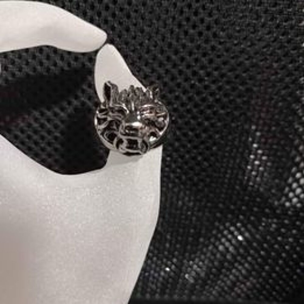 Bague avec t&ecirc;te de loup Bijoux et montres