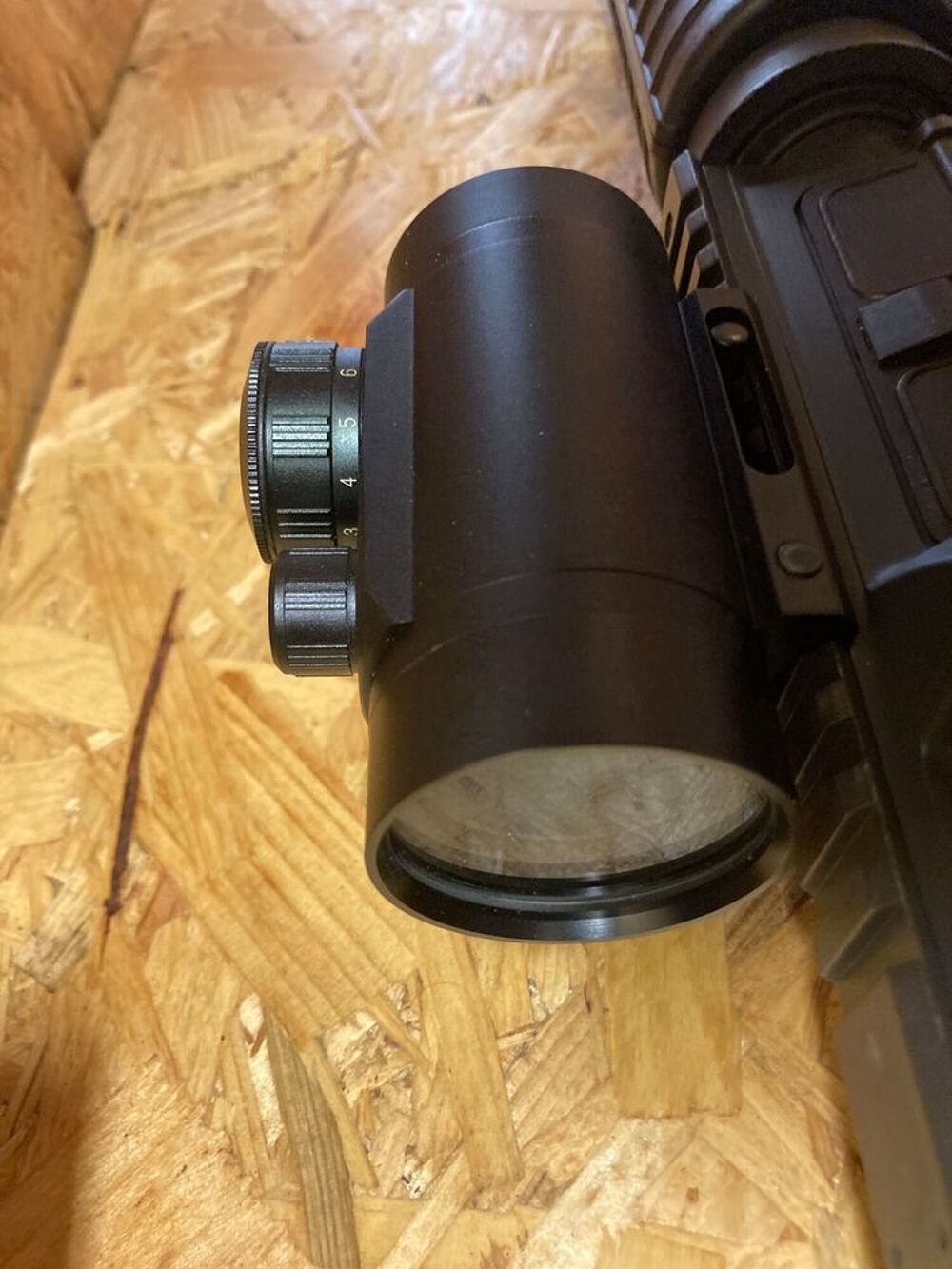 R&eacute;plique d'air soft M15A4 modifi&eacute;e et accessoires. Sports