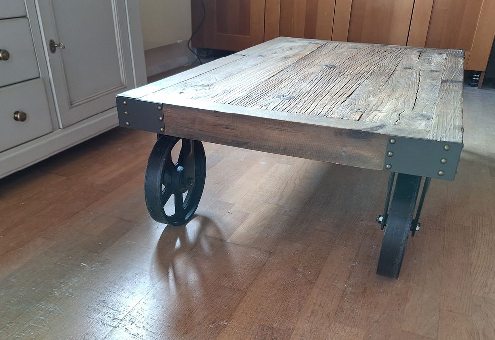 Table basse &agrave; roulettes - style brut et industriel Meubles