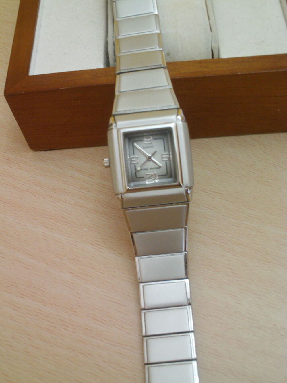  Montre bracelet styl&eacute; grav&eacute;e collection Silcon N&deg; 968 Bijoux et montres