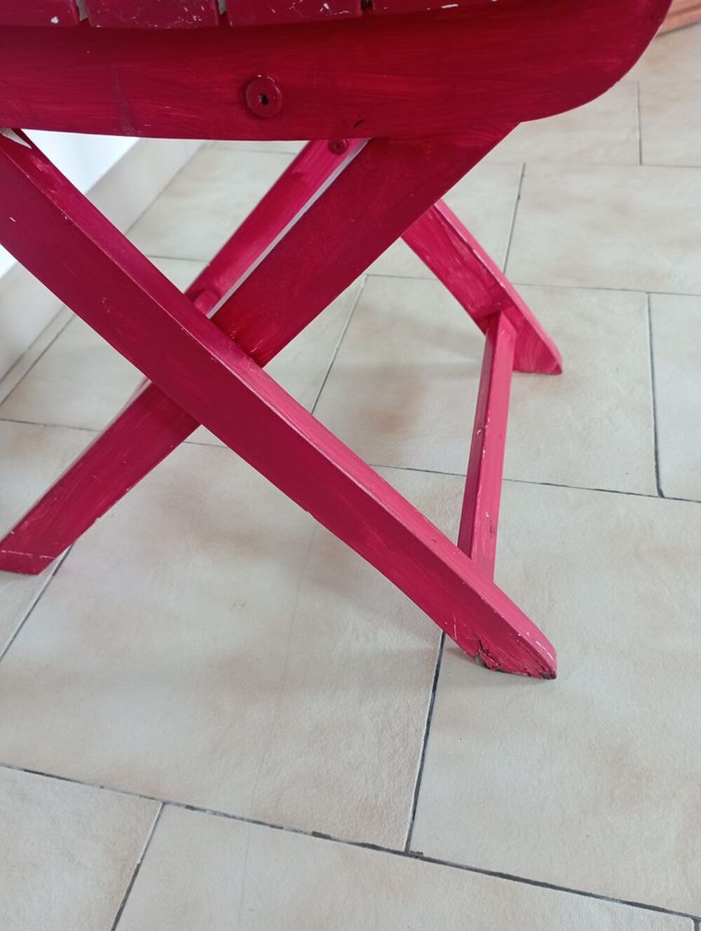 Petite chaise de jardin rouge en bois , &agrave; r&eacute;nover .Remise en Jardin