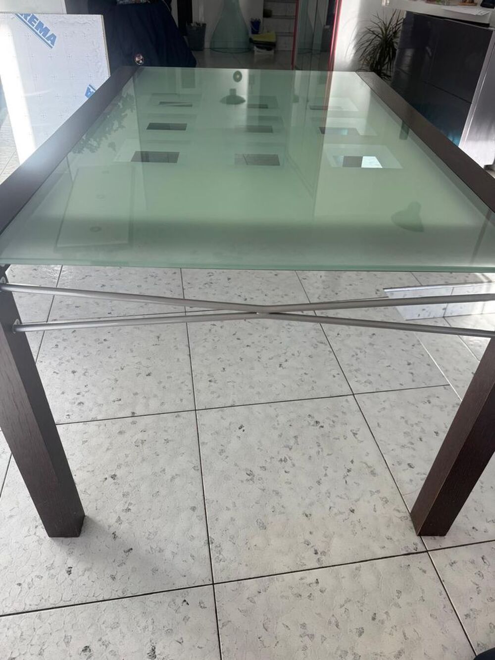 Table Ligne Roset en verre poli avec rallonge int&eacute;gr&eacute;e Meubles
