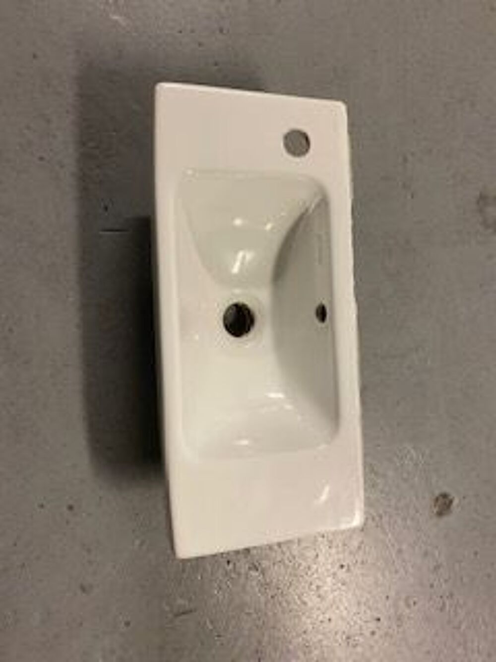 Vasque WC de la marque Jacob Delafon.
Meubles