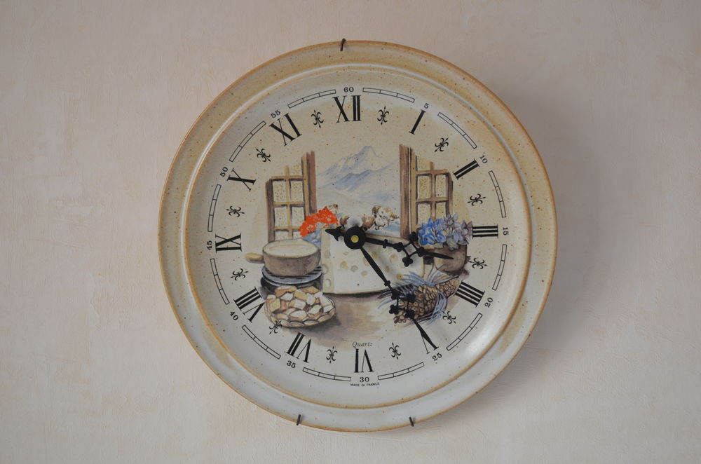 Horloge murale, assiette en gr&egrave;s, d&eacute;cor fondue savoyarde Décoration
