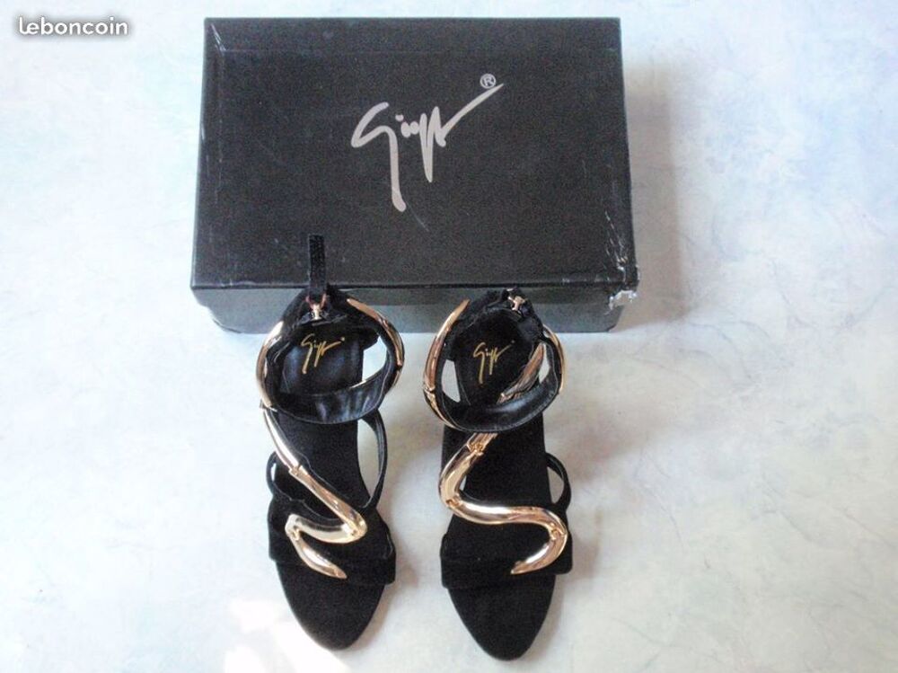 Sandale en forme de serpent dor&eacute; neuf. Chaussures