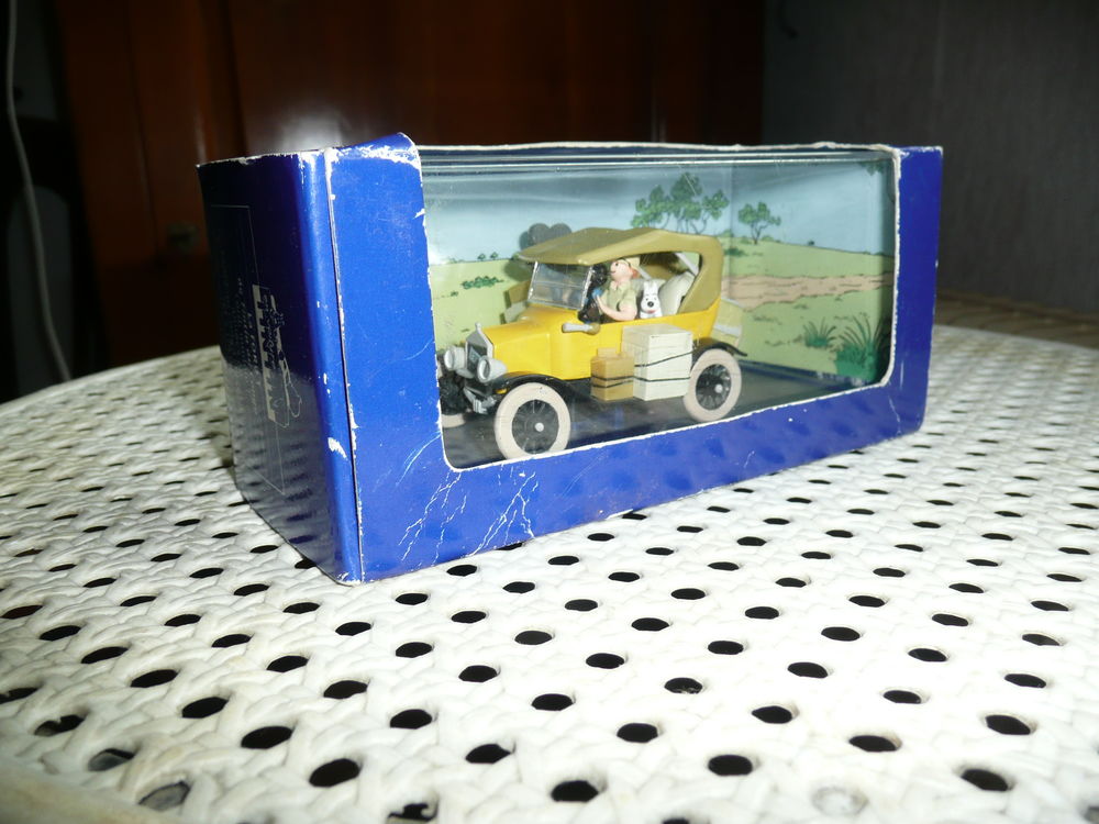 Voiture dans sa boite Tintin au Congo
