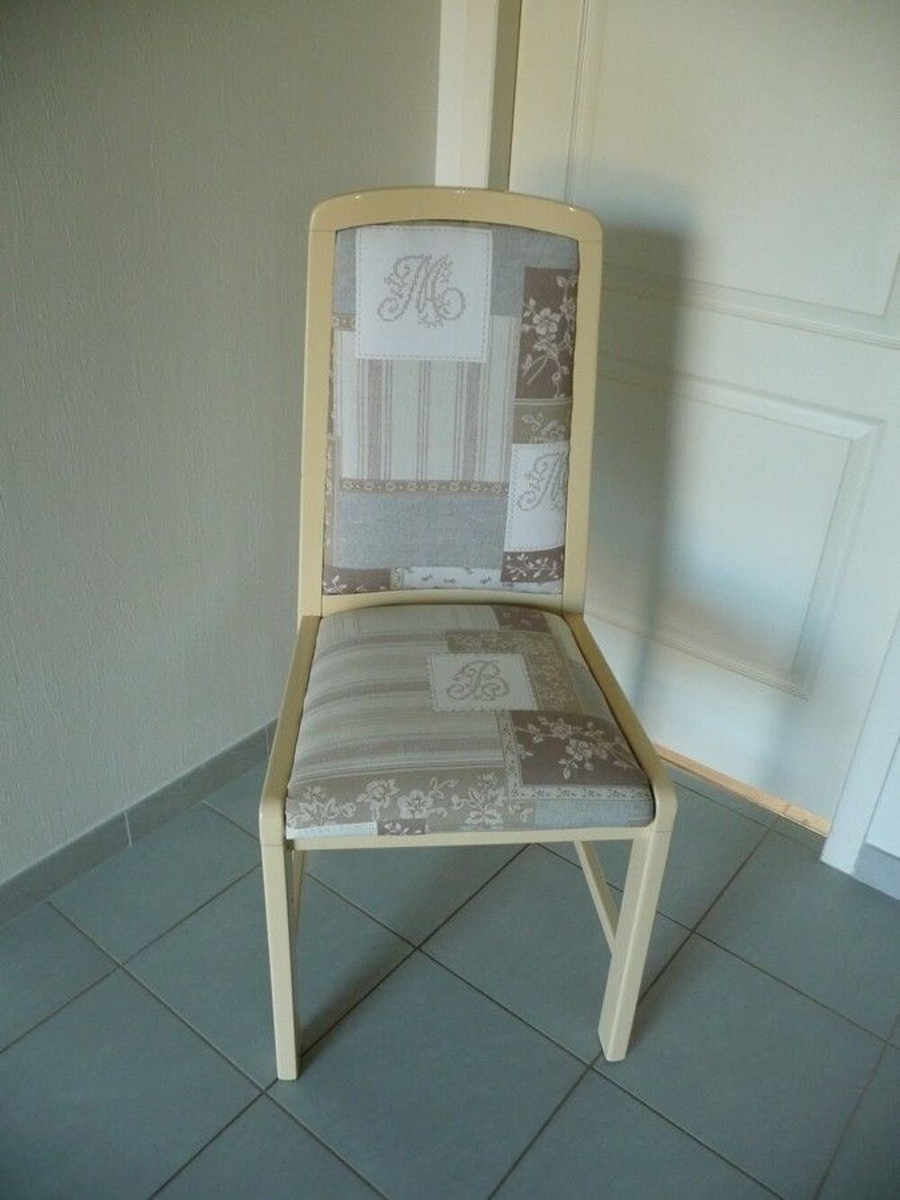 4 chaises h&ecirc;tre massif tissu et laque beige marque VERARDO Meubles