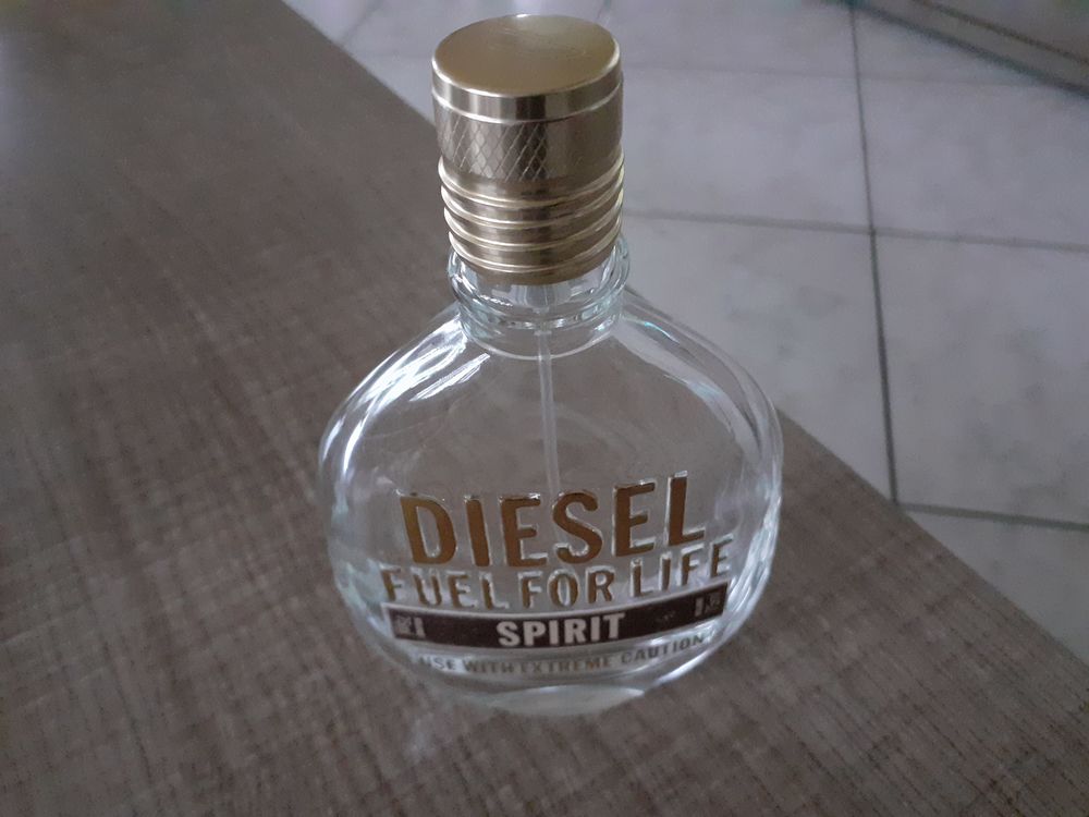 lot de flacons parfum vides diesel Décoration