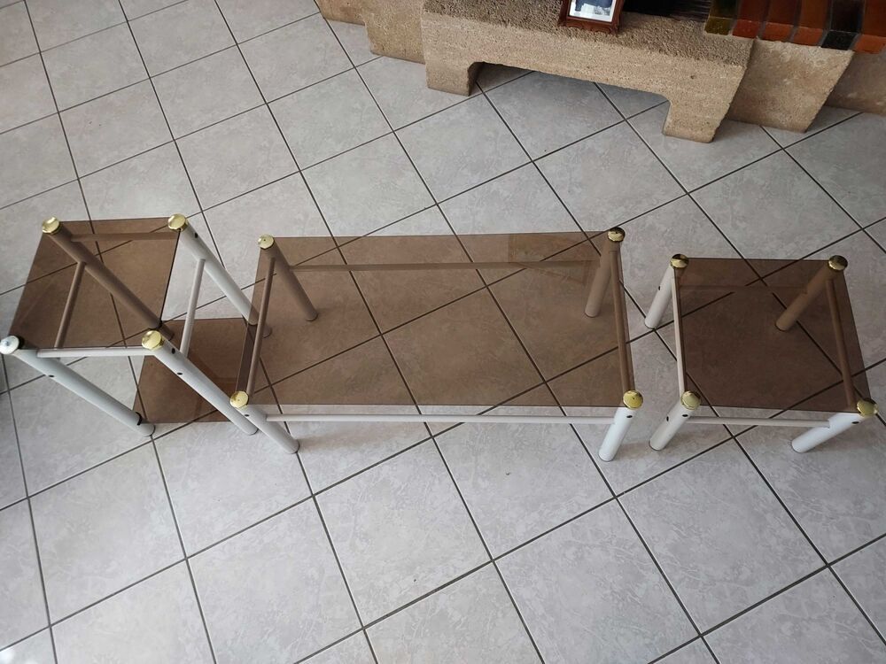 3 tables basses laqu&eacute; blanc et verre fum&eacute; Meubles