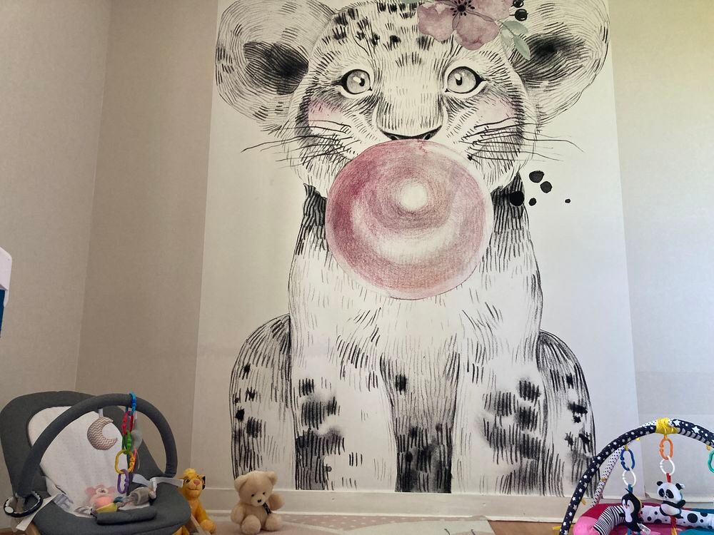 Papier peint panoramique enfants : lionceau avec bubble gum Mobilier enfants
