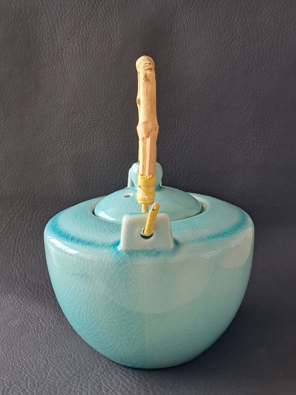 th&eacute;i&egrave;re en c&eacute;ramique &eacute;maill&eacute;e bleu avec anse en bambou Cuisine