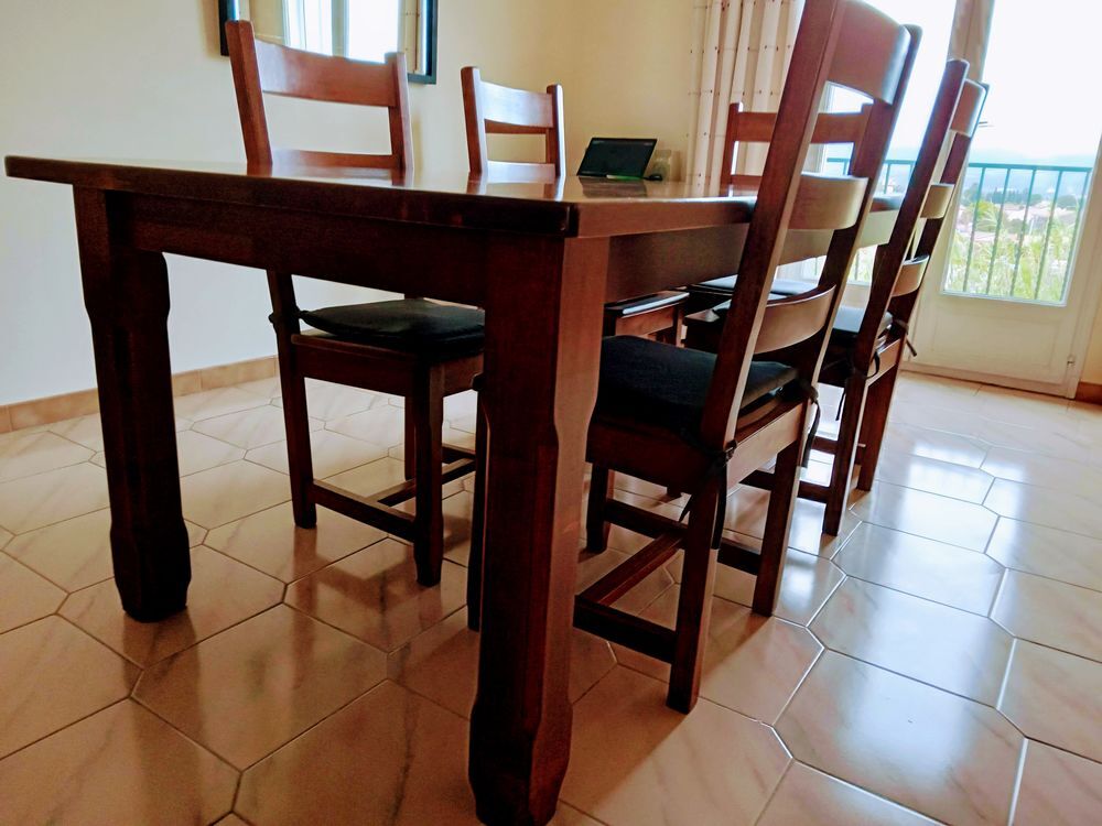 Magnifique table 2x1 et ses 8 chaises le tout en tr bon &eacute;tat Meubles