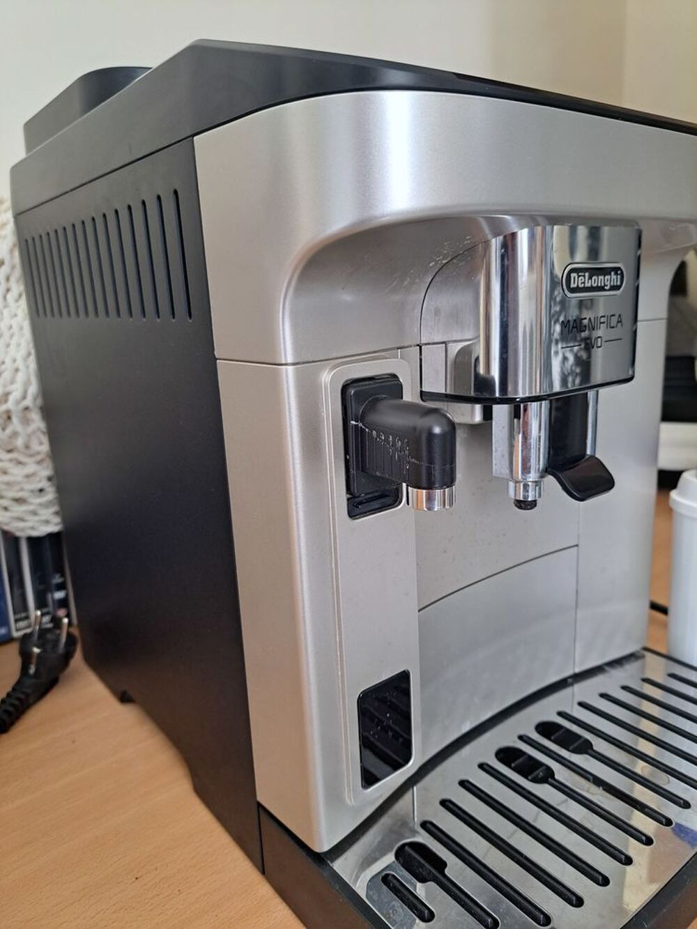 cafetiere DELONGHI MAGNIFICA EVO broyeur Electroménager