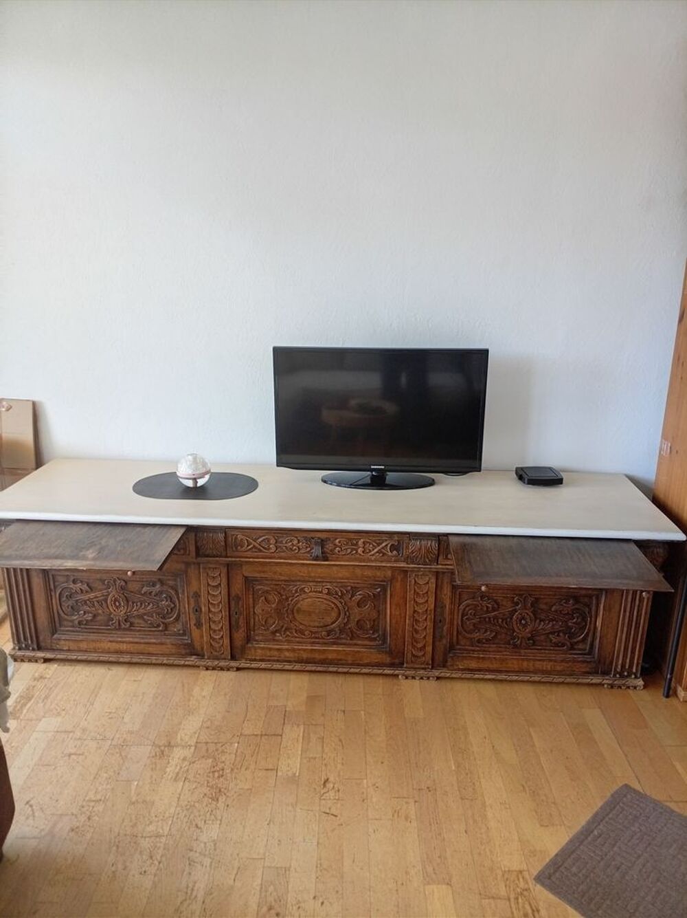 - Buffet sculpt&eacute; ancien en bois massif Meubles