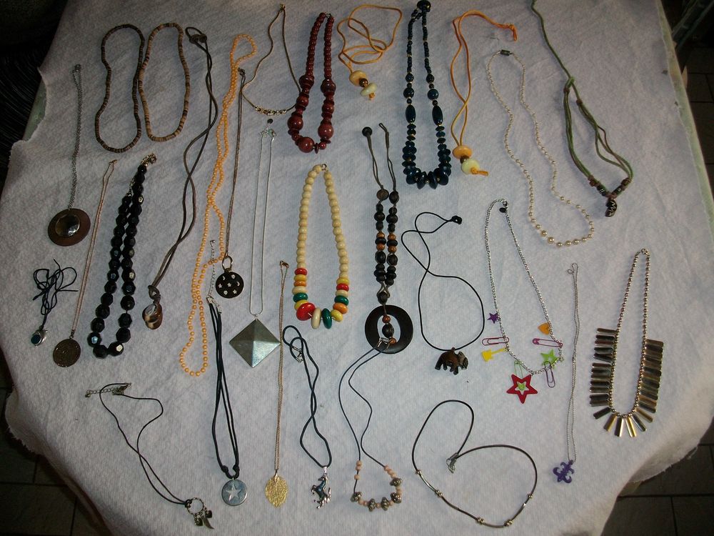 Bijoux Fantaisie (boucles d'oreilles, colliers, bracelets..) Bijoux et montres