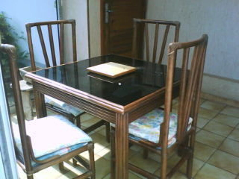Salon en rotin :table dessus verre +4 chaises Meubles