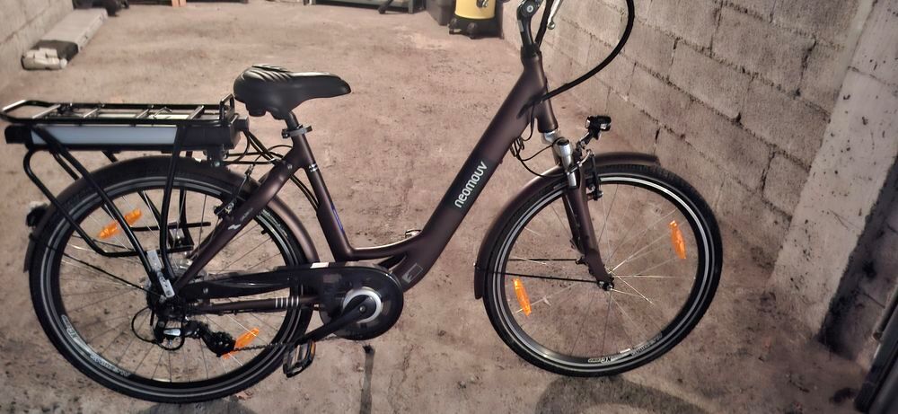 Velo electrique femme NEOMOUV Carlina tr&egrave;s peu roul&eacute; Vélos