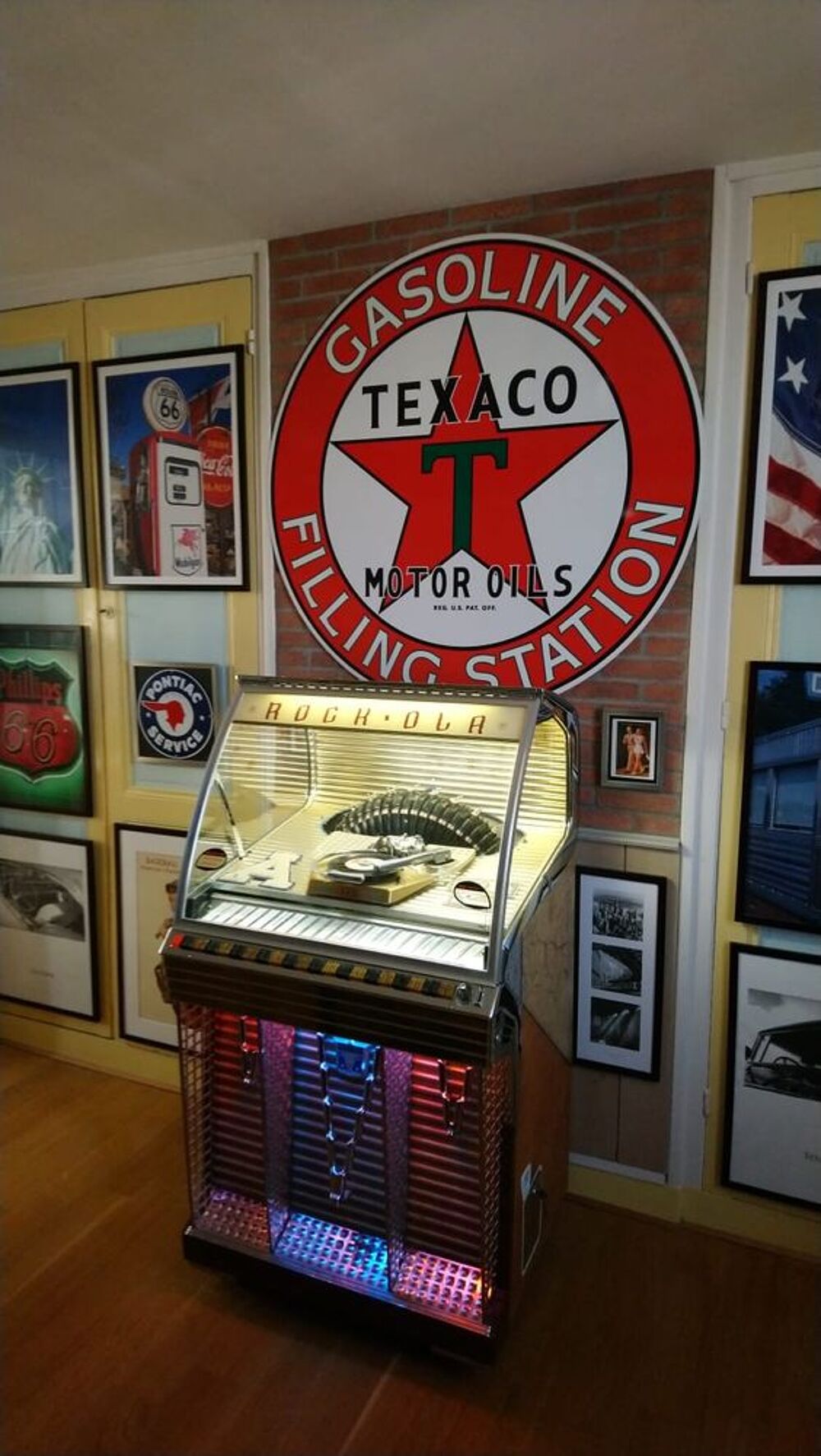 Juke box rock ola de 1956 enti&egrave;rement d'origine et fonctionnel avec monnayeur usa de 25 cents. 