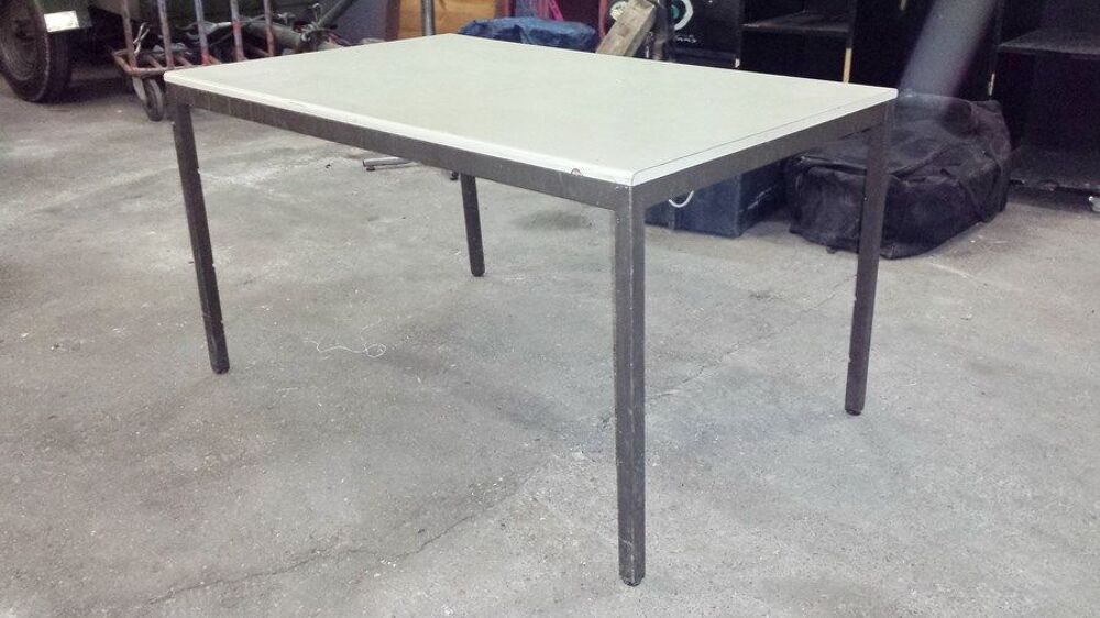 Bureau ou table de 120 x 80 x 68 cm, pied et bord m&eacute;tal Meubles