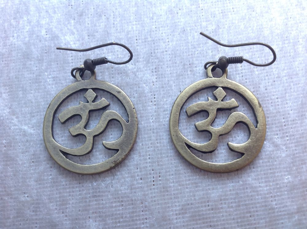BOUCLES D'OREILLES OM Envoi Possible
Bijoux et montres