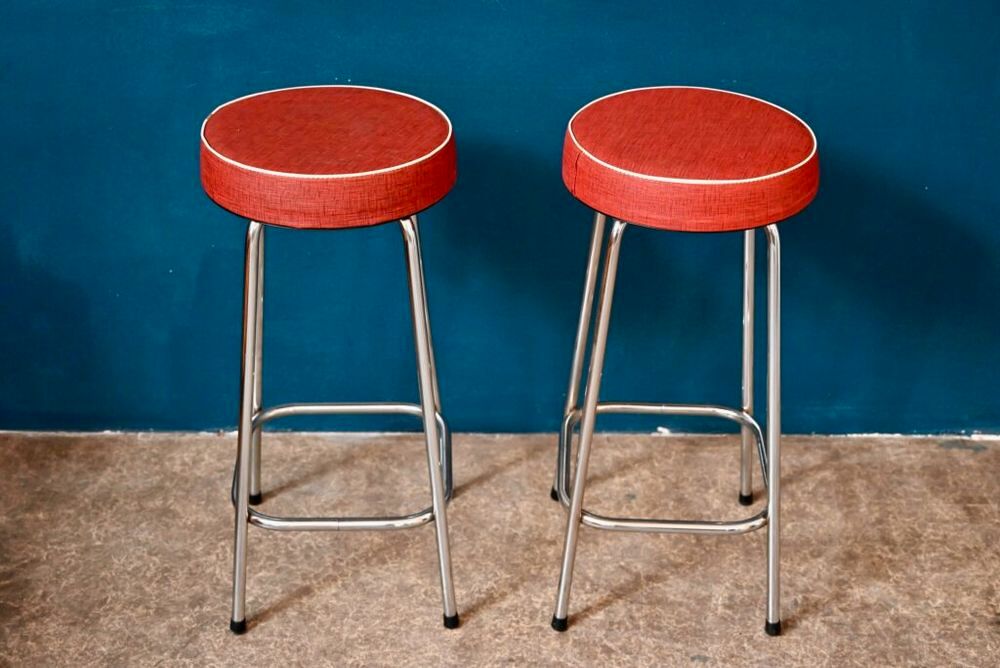 Paire de tabourets haut de bar vintage en m&eacute;tal et ska&iuml; Meubles