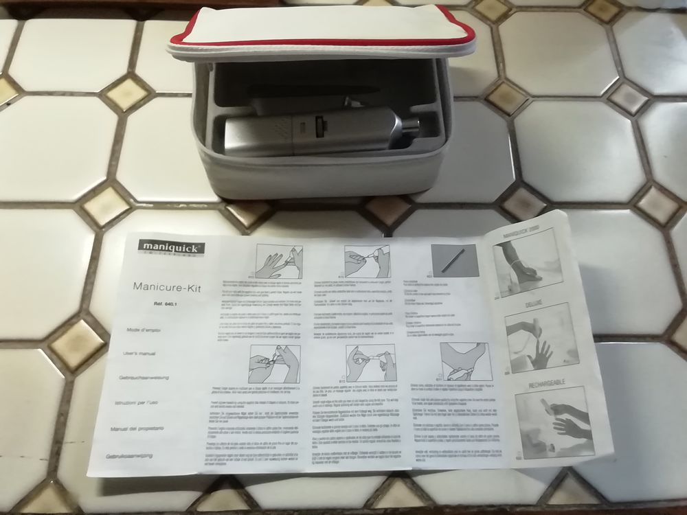 Trousse manucure marque Maniquick. Puériculture