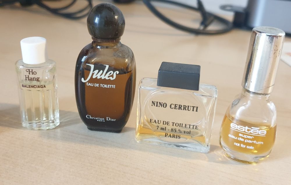 lot de 10 miniatures de parfums grandes marques avec leur contenant. Vendable en lot uniquement. 