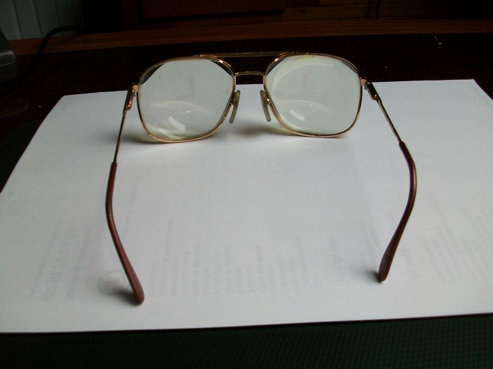 Paire de lunettes tr&egrave;s anciennes Bijoux et montres