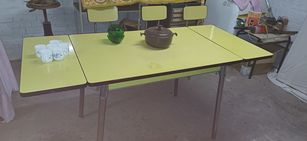 Table formica jaune 3 chaises et un tabouret Meubles