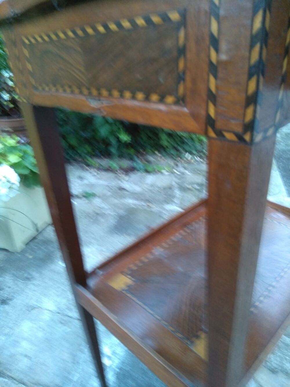 petite table LOUIS XVI en marqueterie, 
Décoration
