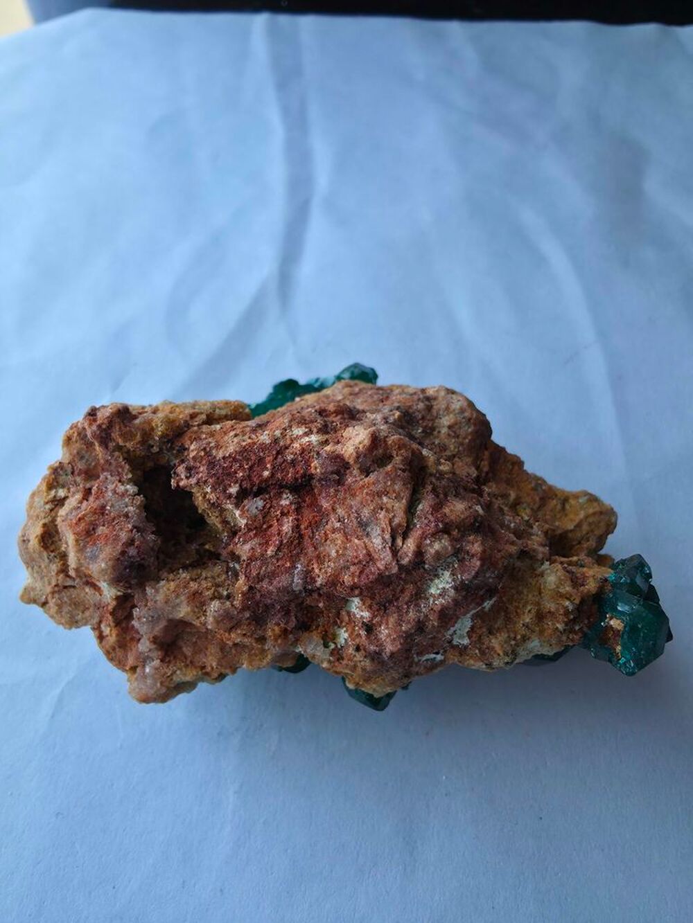 Magnifique Dioptase sur Matrice-Cristaux Vert Emeraude-RDC 50g 