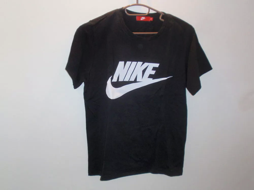 T-shirt Nike noir Mixte taille S neuf. Vêtements