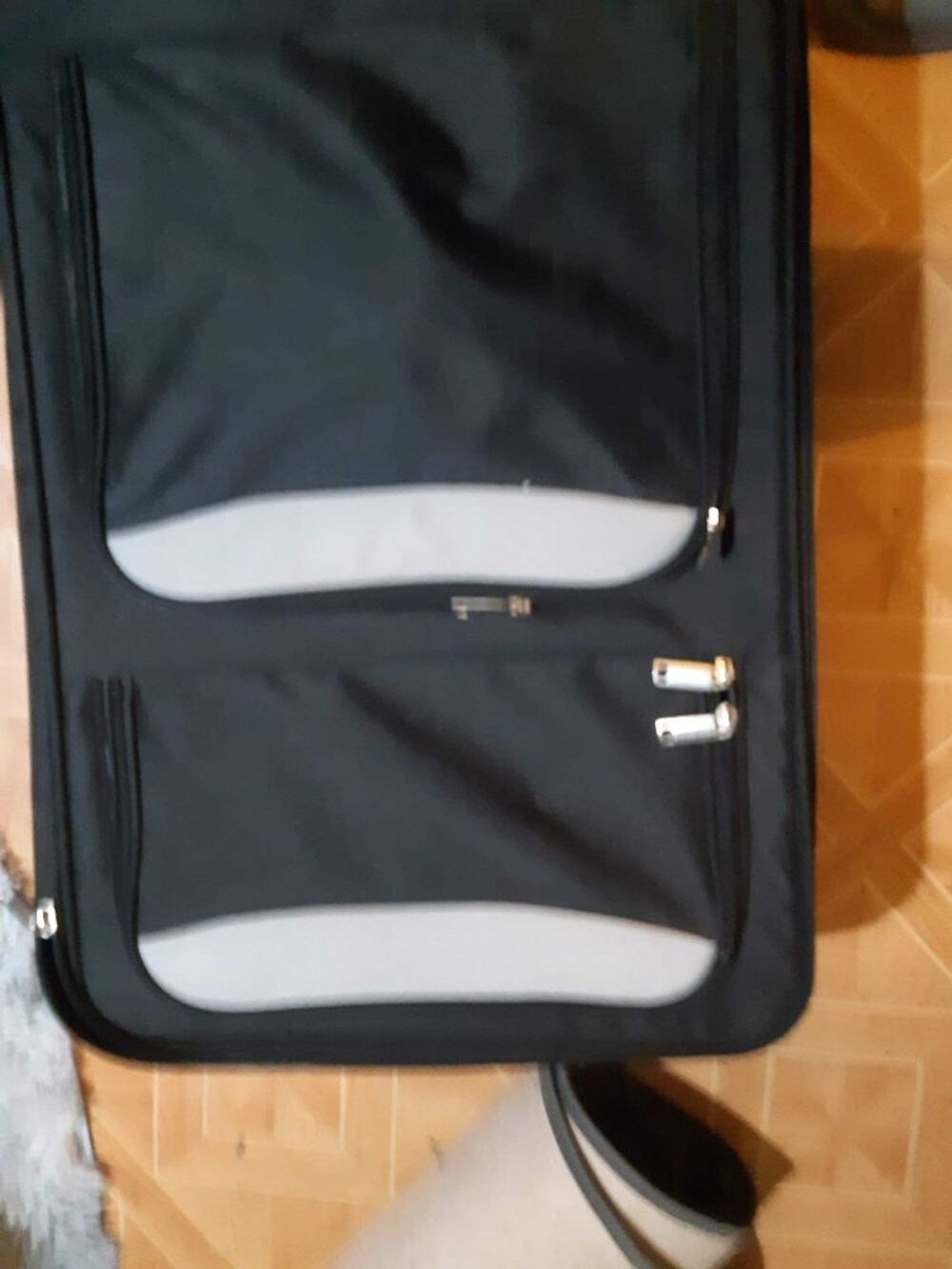 1 valise &agrave; roulettes 60cm Maroquinerie