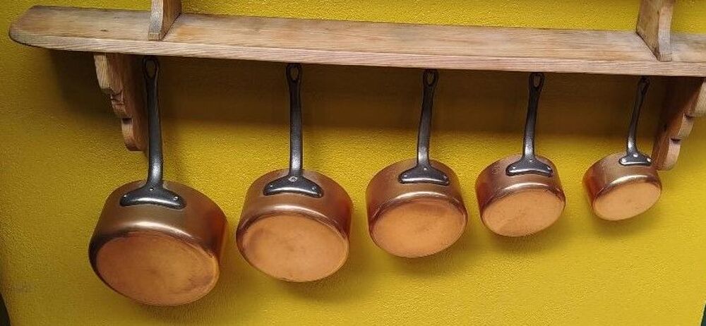 SERIE DE 5 CASSEROLES LES CUIVRES DE FAUCOGNEY ET ETAGERE Décoration