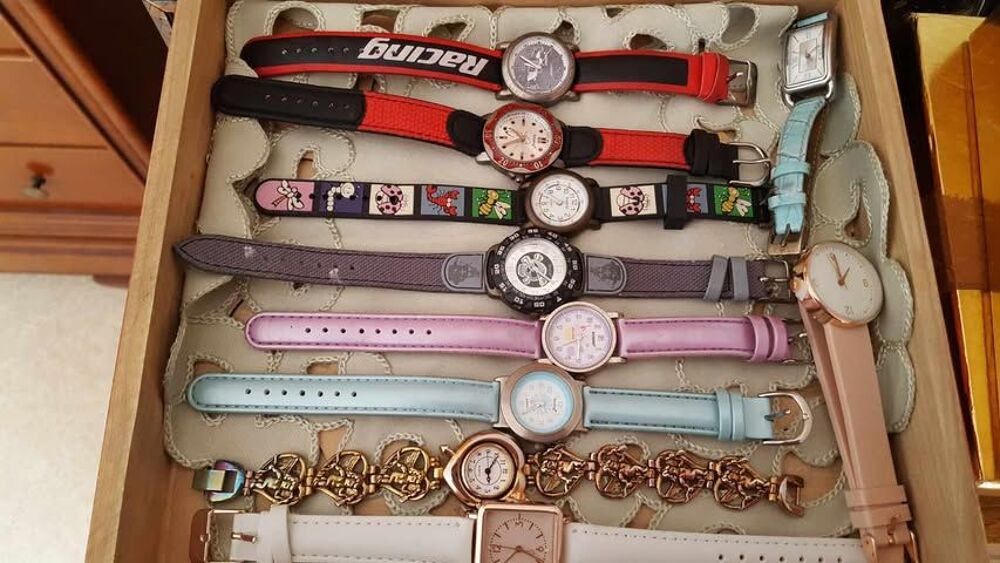  Dix montres sport unique+ coffret vitr&eacute; de valeur N&deg;1345 Bijoux et montres