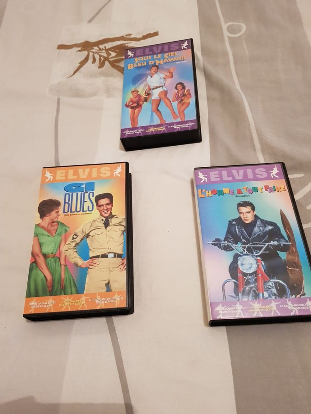 lot de vhs cassette vid&eacute;os d elvils presley Photos/Video/TV